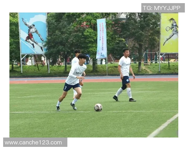 足球巨星成长历程：从街头小球员到绿茵场传奇的蜕变之路