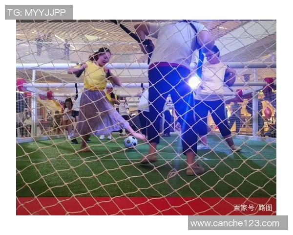 足球星球迷激情合照展现群体凝聚力与无限热爱，见证世界杯激情时刻